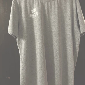 NOCCO t-shirt  - Grå nocco t-shirt i storlek XL, passar både tjej & kille.    ENDAST SERIÖSA KÖPARE.  Samfraktar om du köper fler varor utav mig och betalningen ska vara genomförd inom 3 dagar efter avslutad auktion/affär. 