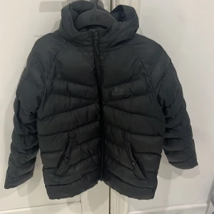 Svart Nike vinter/vår jacka  - Storlek : barn m Skick : bra  Ny pris 1000kr 