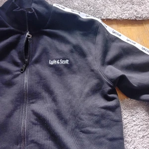 Lyle & scott zip tröja  - Lyle & scott zip tröja helt ny aldrig använd  nypris 899  Mitt pris 399