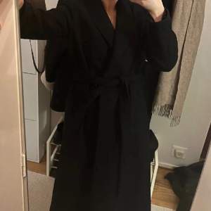 Säljer min svarta kappa då jag inte använder den längre💞Den är i bra skick och köptes här på plick, sitter perfekt på mig som är 170 ❤️Priset kan diskuteras ⭐️💗