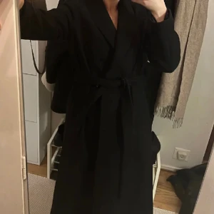 Svart kappa - Säljer min svarta kappa då jag inte använder den längre💞Den är i bra skick och köptes här på plick, sitter perfekt på mig som är 170 ❤️Priset kan diskuteras ⭐️💗