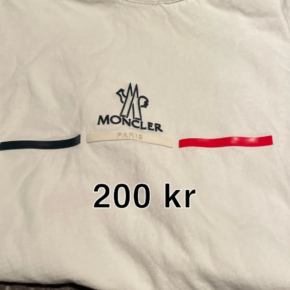 (DÅLIGA BILDER, KOM DM) Moncler T-shirt M  Tommy Hilfiger piké S  Långärmad moncler piké M  Pris kan diskuteras . T-shirts.