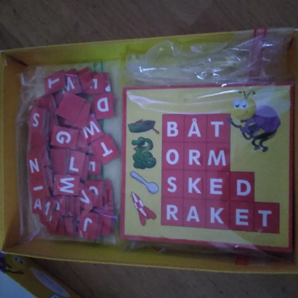 A fun kid game where you can teach your kids how to spell, selling it a bit cheaper then I got it from becuse of damage on the box . Övrigt.