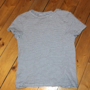 T shirt  - En super fin t shirt från Hm och den är i super bra skick och jag gillade verkligen denna,den är dock tyvärr för liten för mig numera 🥲❤️