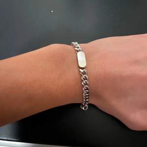 Säljer detta silverfärgade armband i stål. Oanvänt och justerbart 20-27 cm. Kan samfrakta med mina andra annonser, mötas i Karlstad/fraktas!
