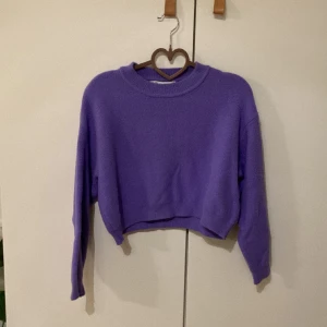 Stickad tröja - Stickad tröja från zara. Strl M men skulle säga att den sitter mer som en S. Knappt använd