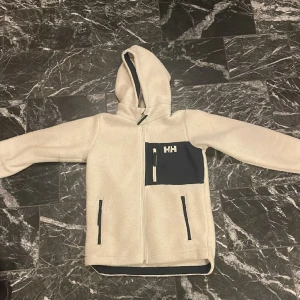 Helly Hansen fleece - Hej! Säljer denna extremt sköna Helly Hansen tröja för endast 500kr! Ny pris 1000kr 