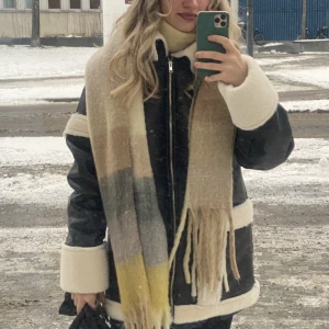 Mysig Vinterjacka  - Fin vinterjacka med fluffig fodring och PU-skinn. 