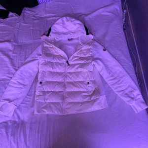 Moncler cardigan vit  - Riktigt fet Moncler cardigan till ett riktigt bra pris! Skulle säga att den är i 9-10 eller 10/10 skick!  Priset är rätt lågt för det finns inget kvitto.  Såklart äkta. Mvh Victor  Tar EJ emot byten!