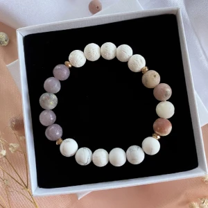 Handgjorda Armband av Vit Howlite, Jaspis rosamelerad - Armband gjort av halvädelstenar. Storleken på stenarna i armbandet är 8mm Stenarna placeras på ett kraftigt elastiskt snöre.  Vänligen kontakta mig vilken storlek armband du behöver.