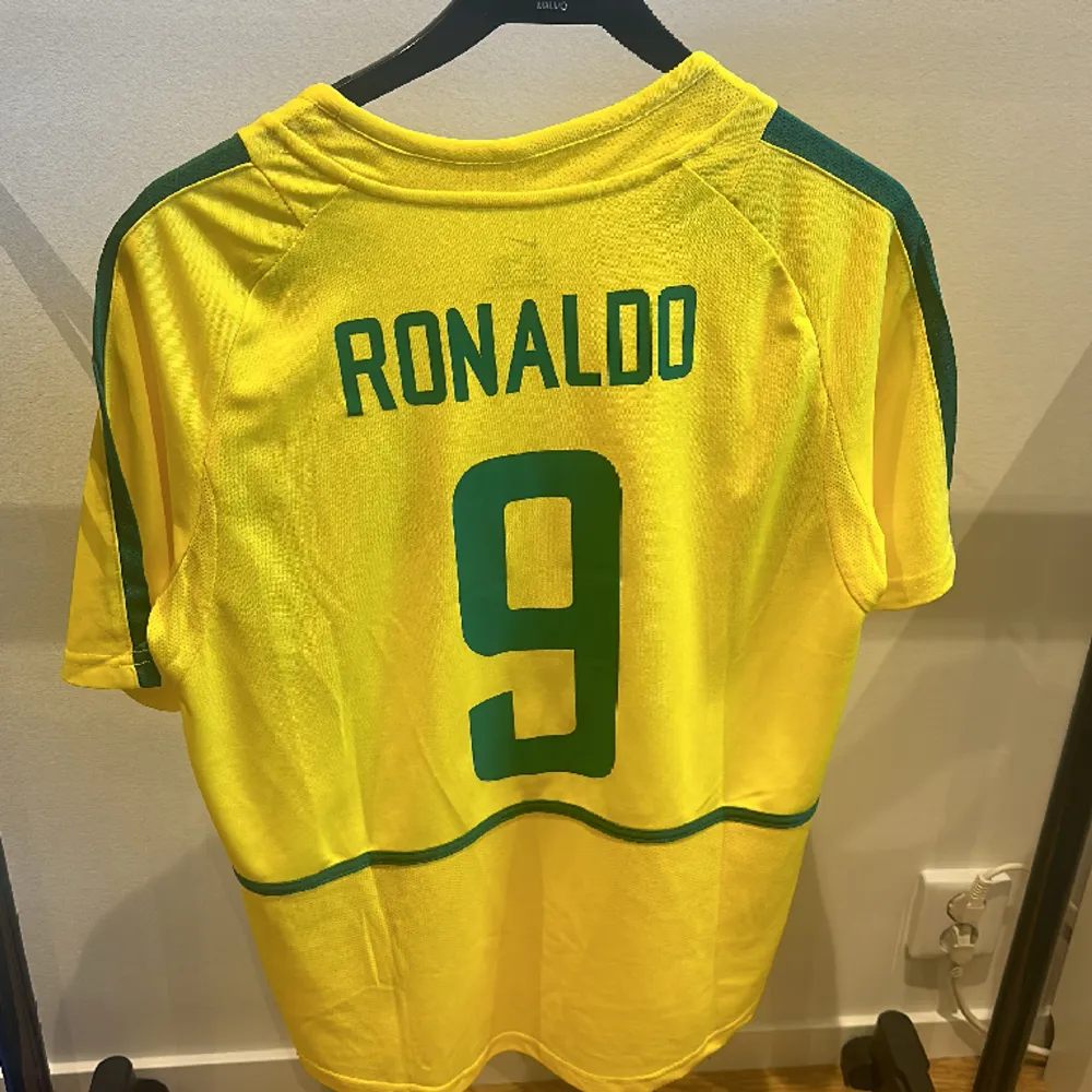 R9 Ronaldo fotbollströja. HELT NY! Storlek M . T-shirts.