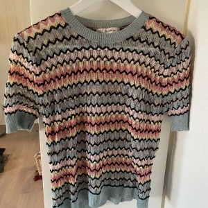 Söt vårtopp - Färgglad, skimrande mönstrad topp från Dilvin Knit. Missoni-liknande & supersnygg till vår & sommar 🌟