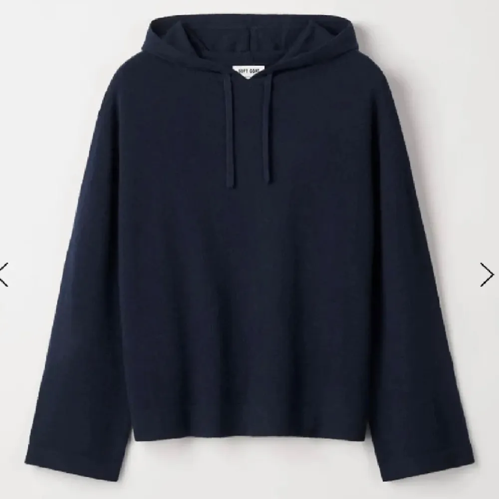 Helt ny mörkblå soft goat hoodie, storlek S! Slutsåld på hemsidan, säljer för 1200. Nypris: 2800kr . Stickat.