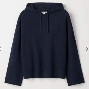 Helt ny mörkblå soft goat hoodie, storlek S! Slutsåld på hemsidan, säljer för 1200. Nypris: 2800kr 