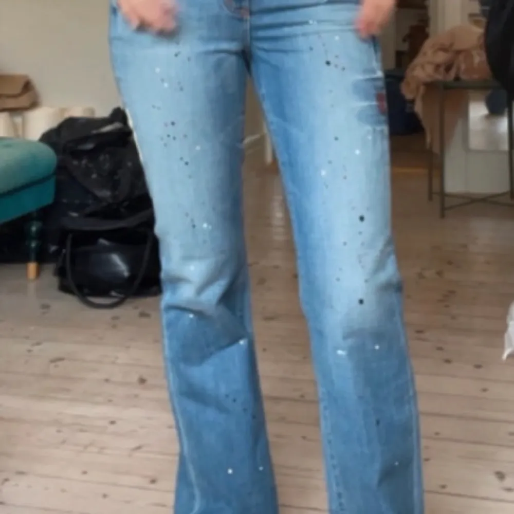 Jättesnygga jeans köpta på vinted men var alldeles för stora för mig tyvärr. Bilderna är lånade och hon på sista är 172 cm.. Jeans & Byxor.