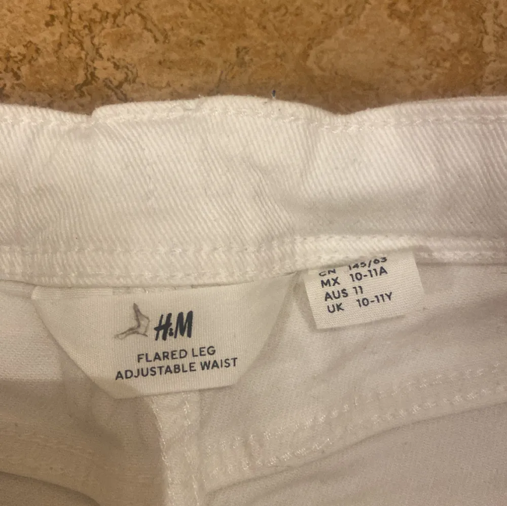  Jag säljer dom här jeansen för dom har blivit försmå från H&M storlek 146❤️❤️❤️❤️❤️. Jeans & Byxor.