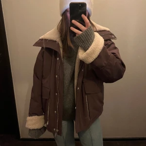 Jacka med teddyfoder - Super varm och skön jacka från other stories, använd väldigt få gånger. Absolut tillräckligt varm för vintern, men funkar såklart i vår också. 