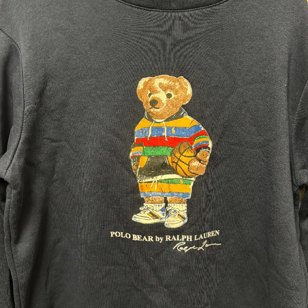Jätte fräsch Polo Ralph Lauren sweatshirt  använd 1-3 gånger bara i storlek Medium  säljs för  450 men pris går att diskuteras.. Hoodies.