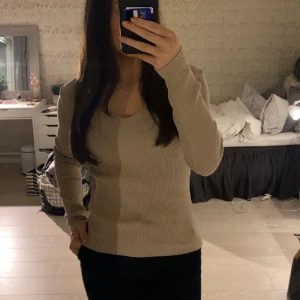 Stickad Tröja - Hej, säljer denna beiga stickade långärmade tröja🩷 den är i bra skick☺️