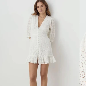 Vit klänning  - Säljer min endast provade vita klänning från Ginatricot (prislapp kvar!). Jätte fin klänning som inte längre går att köpa, men perfekt till studenten, midsommar eller en härlig sommar kväll!🩵Köpt för 699kr (Köparen står för eventuell frakt)