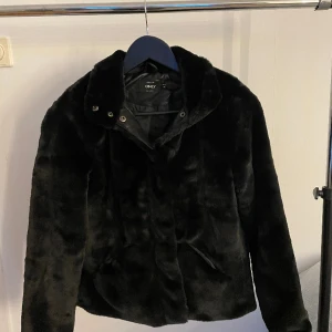 Fuskpälsjacka  - Pälsjacka (fuskpäls) från ONLY i nyskick, endast använd ett fåtal gånger❣️