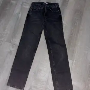 Säljer dessa jeans från Gina Tricot, pga att de blivit för små 💖 Använda fåtal gånger. Pris kan diskuteras