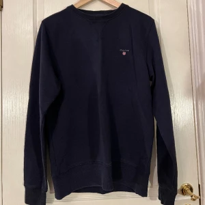 Gant sweatshirt - En snygg marinblå gant tröja i storlek medium.