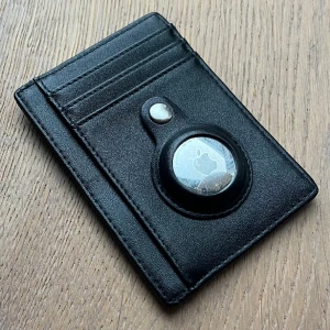 Airtag Plånbok - Riktigt fin Airtag Plånbok. Sparsamt använd och i skick:(10/10).  Bra för dig som inte vill tappa bort plånboken. Snygg design och plats för många kort men även kontanter. (Nypris:249) Skriv för fler frågor! //Carl