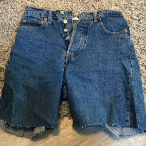 Levis jeans shorts som jag klippt själv 