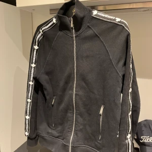 Dsquared2 full zip - Tjena! Säljer nu min full zip från Dsquared2. Tröjan är i väldigt bra skick och väldigt sparsamt använd. Den är i barnstorlek som ungefär skulle passa någon som är 170. Tröjan är köpt på Mintoo 2020 och jag har tyvärr ej kvittot kvar.