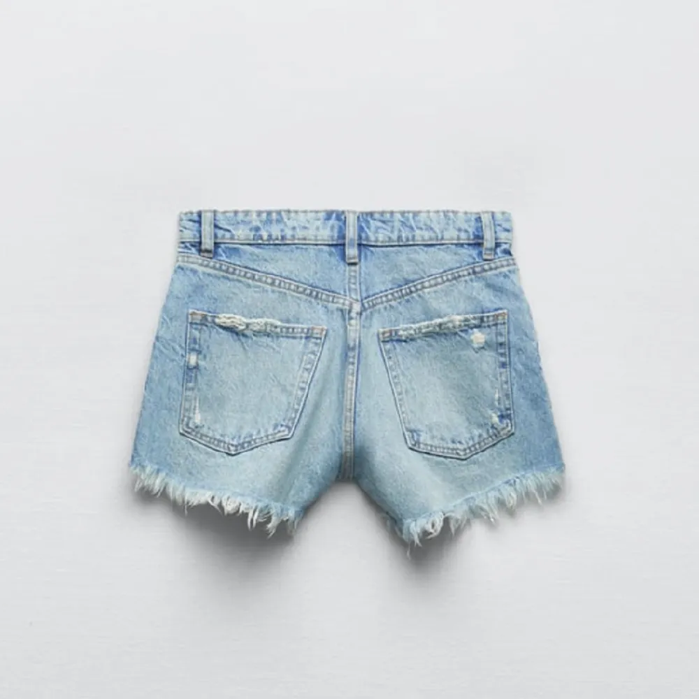 Så fina jeansshorts från Zara. Jätte bra passform och sköna!💕 . Shorts.
