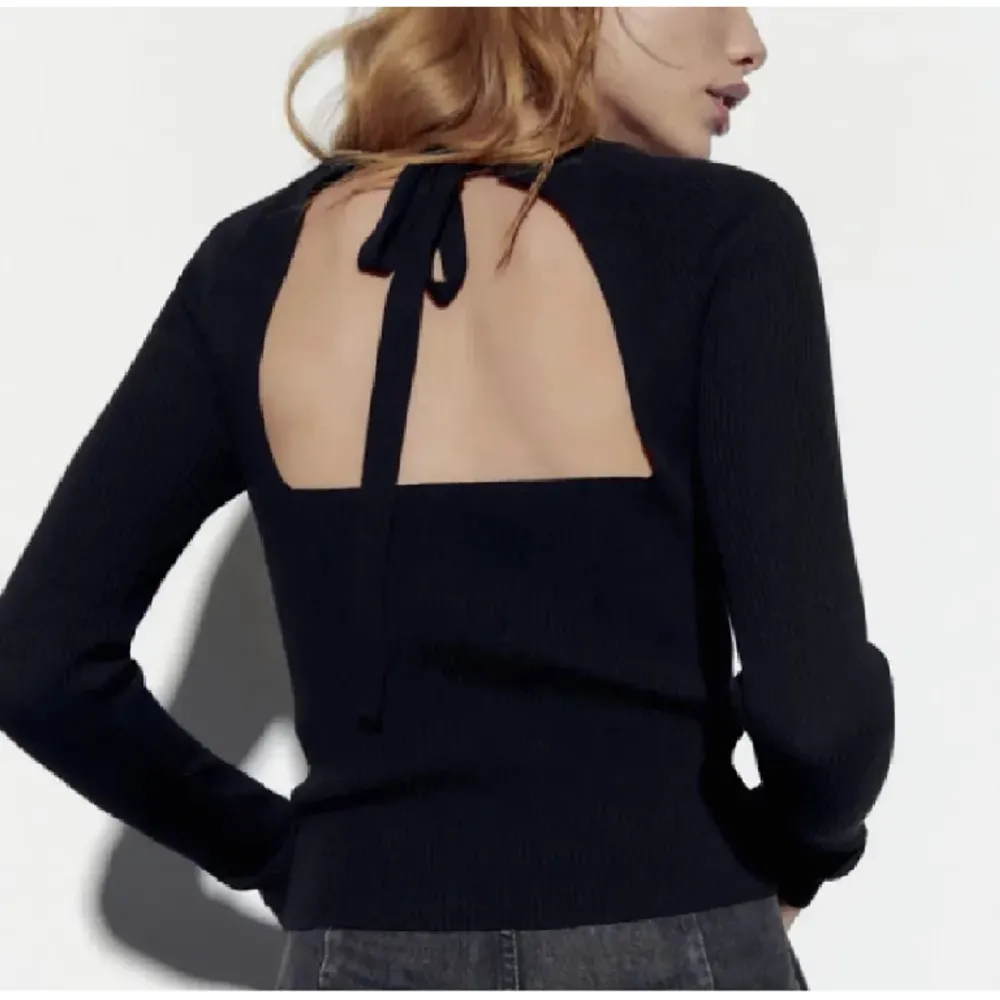 Superfin tröja från Zara med öppen rygg och knytning. Använd endast en gång, så i nyskick. Storlek S💓. Tröjor & Koftor.