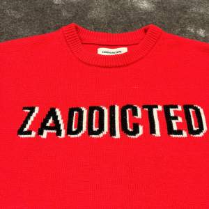 En jättefin tröja från Zadig Voltaire i rött med text Zaddicted .Skriv till mig om ni har frågor eller vill ha fler bilder 