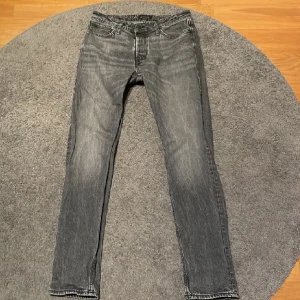 Jack & Jones jeans Slim/Straight/Tim - Hej! Säljer nu mina Jack & Jones Jeans i färgen grå då de inte passar mig längre. Storlek W30 L34. Skick: 7-8/10! Den enda defekten som finns är att loggan på baksidan är lite sliten samt att jeansen i sig själva har tecken på användning. Hör av er! 