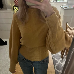 Stickad tröja  - Stickad tröja som går in vid midjan och sitter jättefint på💕skulle säga att färgen är mörkare gul och går mot det orangea hållet🫶🏼