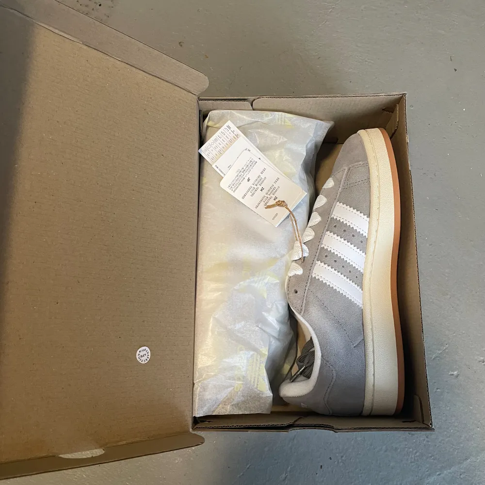 Säljer ett par helt nya gråa adidas campus 00 i storlek 38. Pris 1600kr. Skor.