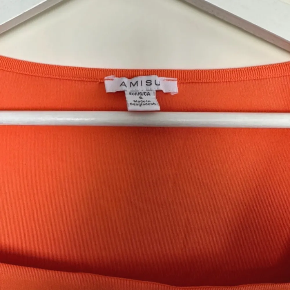 Långärmad lite croppad tröja i ganska stark orange färg, superfin för den som passar i orange 🧡. Toppar.