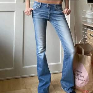 Säljer dessa unika crocker jeans som jag köpt på plick. Dem va tyvärr för små för mig därav säljer jag! Kom privat vid frågor! 💞