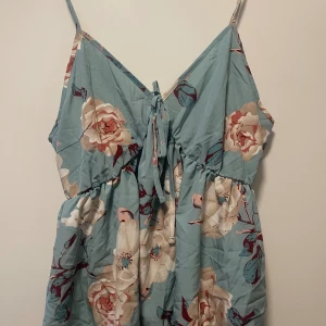 Linne - Linne med volang aldrig använd från shein 