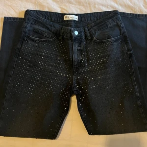 Lågmidjade glitterbyxor  - Glittriga byxor från Zara, jättefina till nyår eller fester! Storlek 38 men är mindre i storleken!