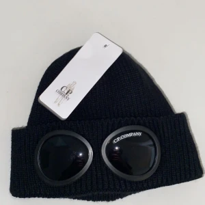 CP Company mössa - En billig, snygg och super skön mössa, med topp kvalitet. Storlek ONE SIZE, och passar unisex. Mössan är helt oanvänd, säljer den för att den inte passar mig.