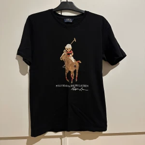 Polo T-shirt  - Säljer denna Polo Ralph Lauren T-shirten. Tröjan är i nyskick och i storlek XL. Däremot har den krympt väldigt mycke i tvätten så den passar stolek M.  