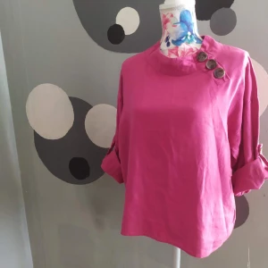 Rosa tröja isolde stl40 - Fin tröja från isolde med knappdetaljer , går att ha  ärmarna uppvikta korta lr långa.  Stl 40 55%linne 45%viskos 