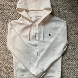 Polo Ralph lauren - Vit ralph lauren zip tröja. Nyskick 10/10 Aldrig använd eftersom den är för liten. Go till våren