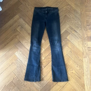 little remix jeans - Säljer dessa svarta little remix jeans. Nypris ca 1000kr men säljer endast för 250kr. De är i lite slitna nere från användning men annars i nyskick!