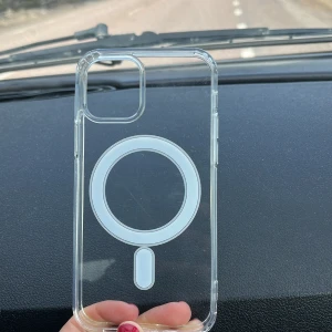 Iphonskal 15 - Säljer detta skal för iPhone 15, bra skick men någon repa❤️