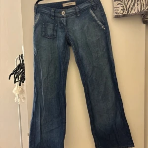 Coola jeans - Säljer dessa då de är stora och aldirg används, superfina och coola🥰🤩 står storlek 30/34 på de men skulle säga 36-40 typ 