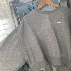 Nike grå kort modell  - Nike kort modell tröja oversize Rosa missfärgat inuti tröjan. Inget man tänker på eller syns utanpå tröja. Små fläckar som går att ta bort vid tvätt