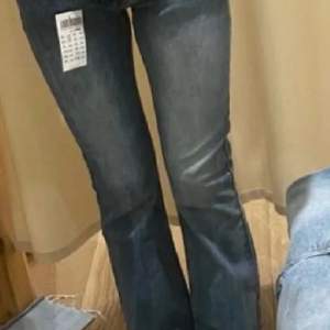 Säljer dessa low waist jeans från Brandy Melville. Dom har inga defekter och ser ut som nya🥰