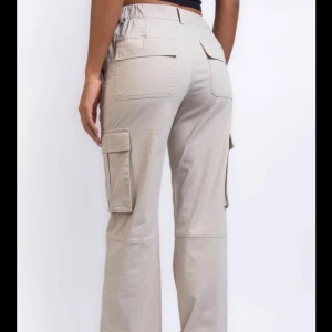 Cargobyxor - Ett par beige cargobyxor . Ordinarie pris : 649kr!